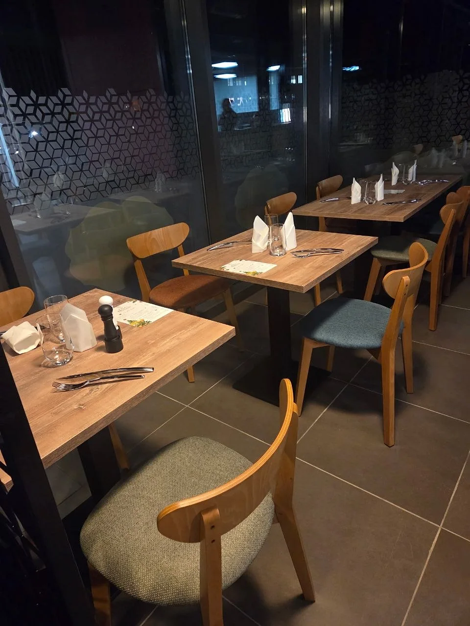 Tables dressées pour le service