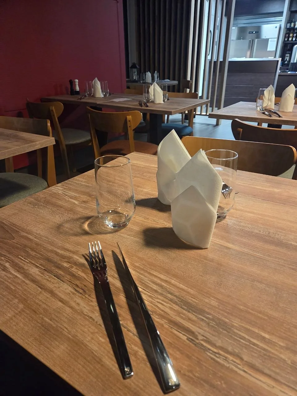 Une table dressée, en détail