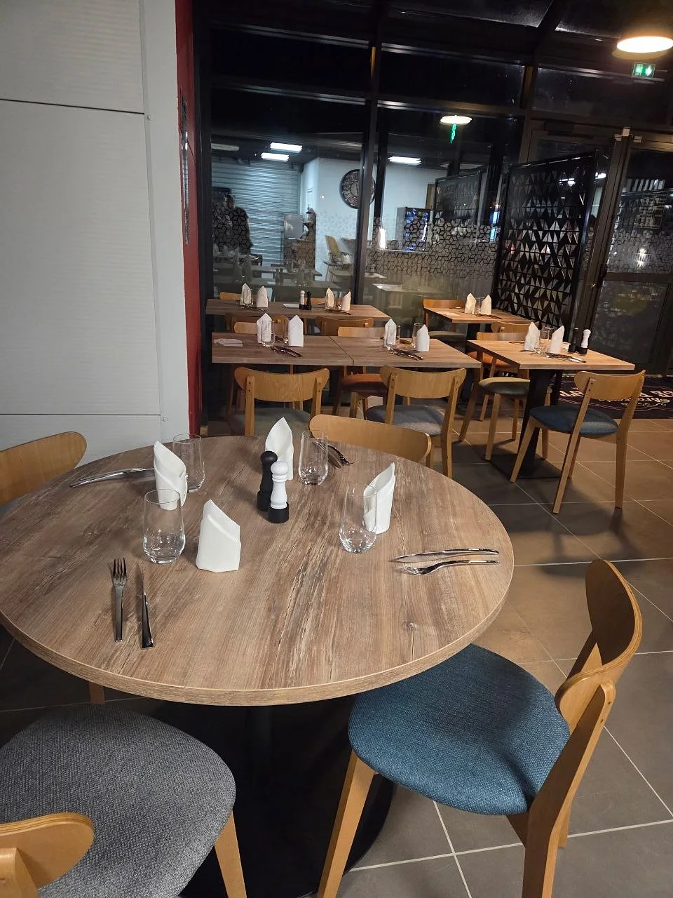 Une table ronde dressée