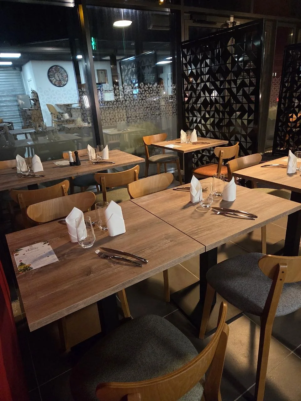 Les tables près des claustras