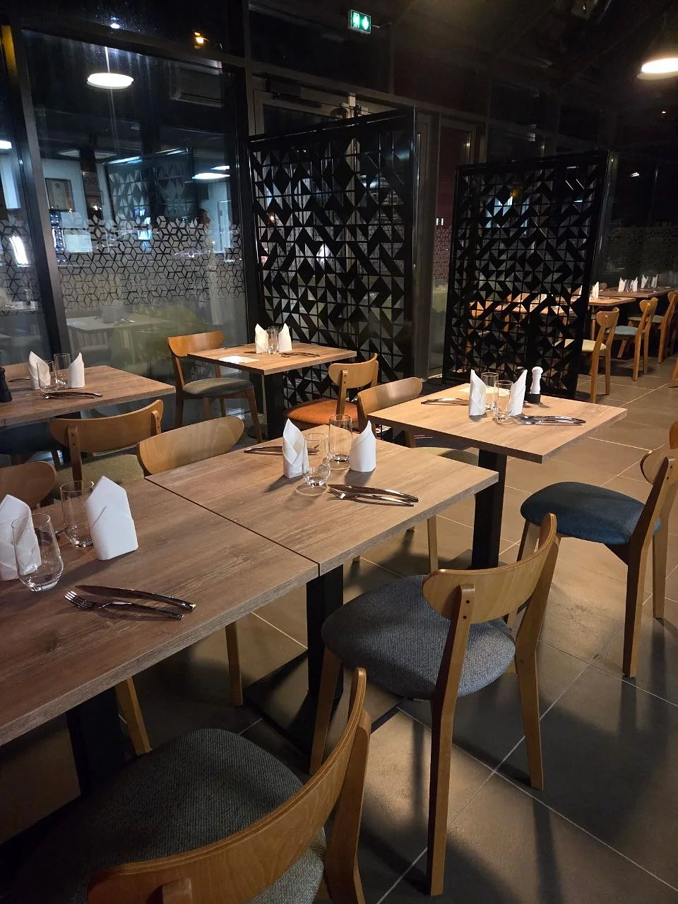 Tables dressées le soir