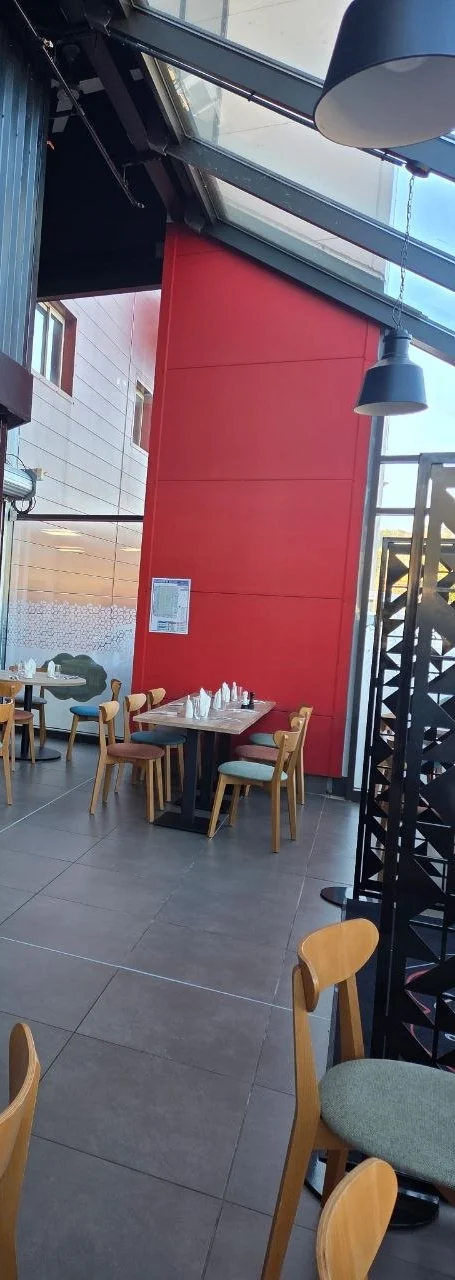 La salle et le mur rouge